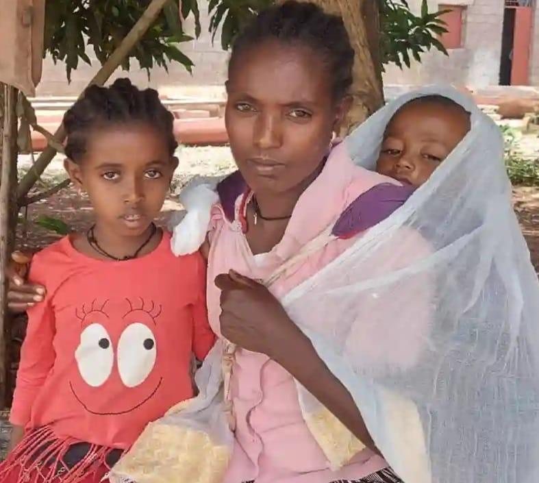 Eine Mutter mit ihren beiden Kindern in Äthiopien